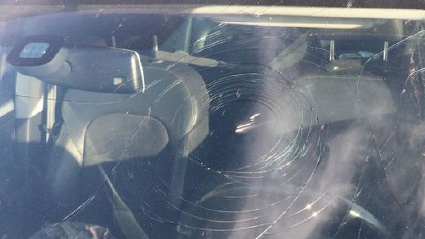 Muž u dálnice v Plzni házel po autech kameny